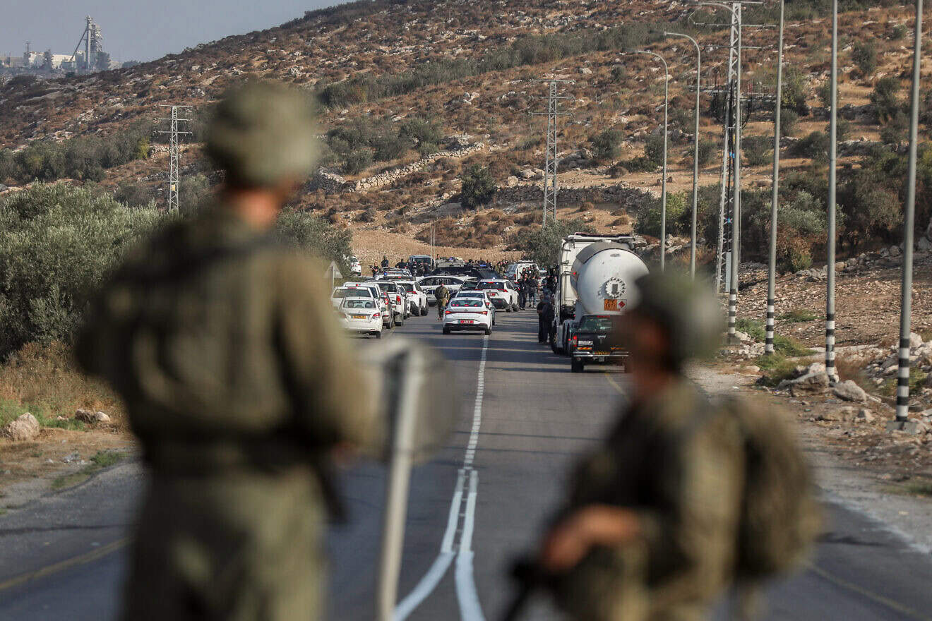 Israeli security personnel stand guard at the scene of a shooting attack near Tarqumiyah in Judea, Sept. 1, 2024. Photo by Wisam Hashlamoun/Flash90.