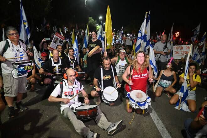 Demonstrators protest march calling for the release of Israeli hostages held in the Gaza Strip and against Israeli Prime Minister Benjamin Netanyahu, near the house of Israeli prime minister in Caesarea, Sept. 2, 2024. Photo by Flash90.