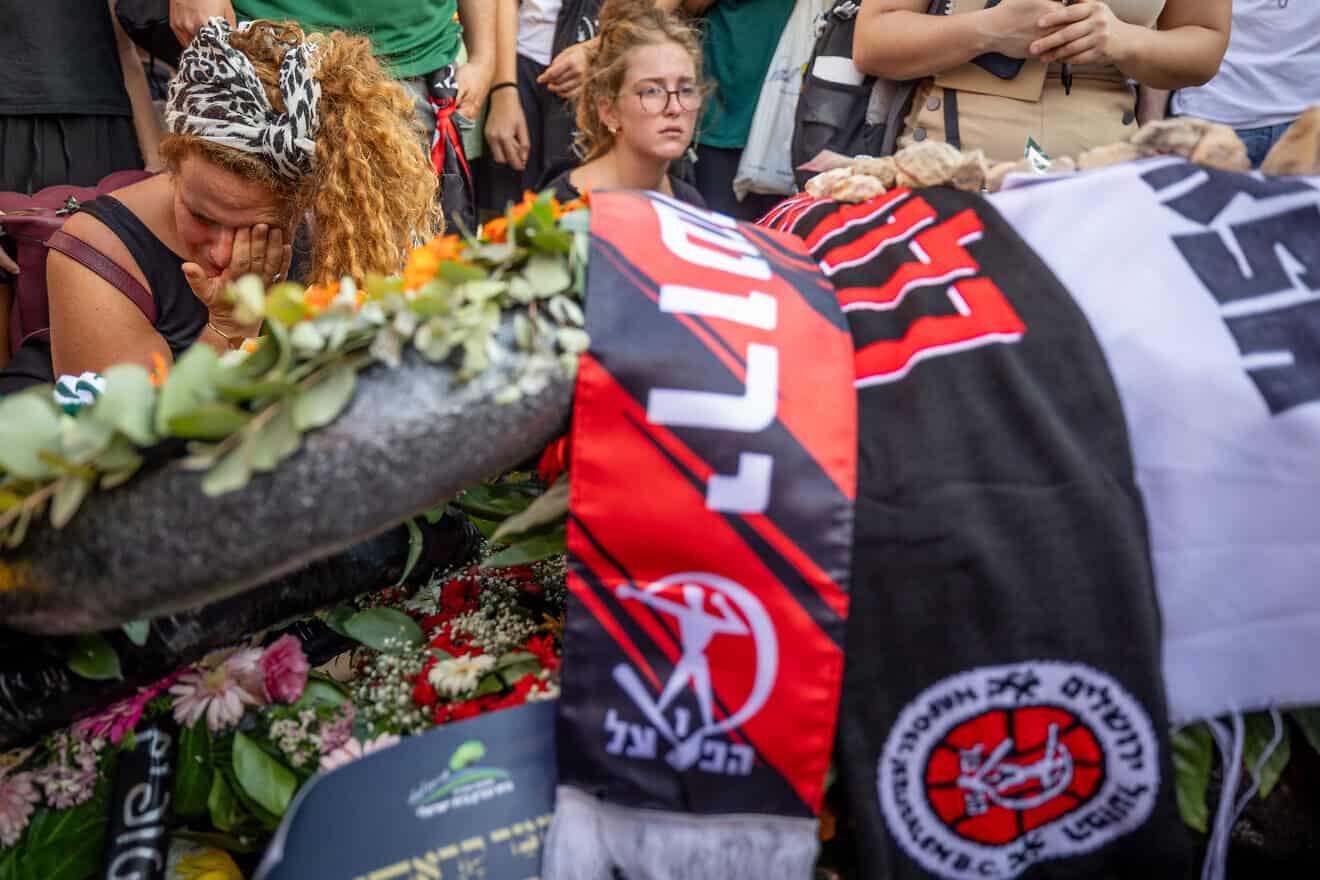 Friends and family attend the funeral of Hersch Goldberg-Polin at Har haMenuchot cemetery in Jerusalem on Sept. 2, 2024. Goldberg-Polin was killed in Hamas captiviy in the Gaza Strip. Photo by Yonatan Sindel/Flash90.