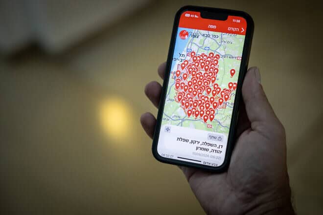 An IDF Home Front Command app alerting of all the rockets which hit central Israel, Sept. 15, 2024. Photo by Chaim Goldberg/Flash90.