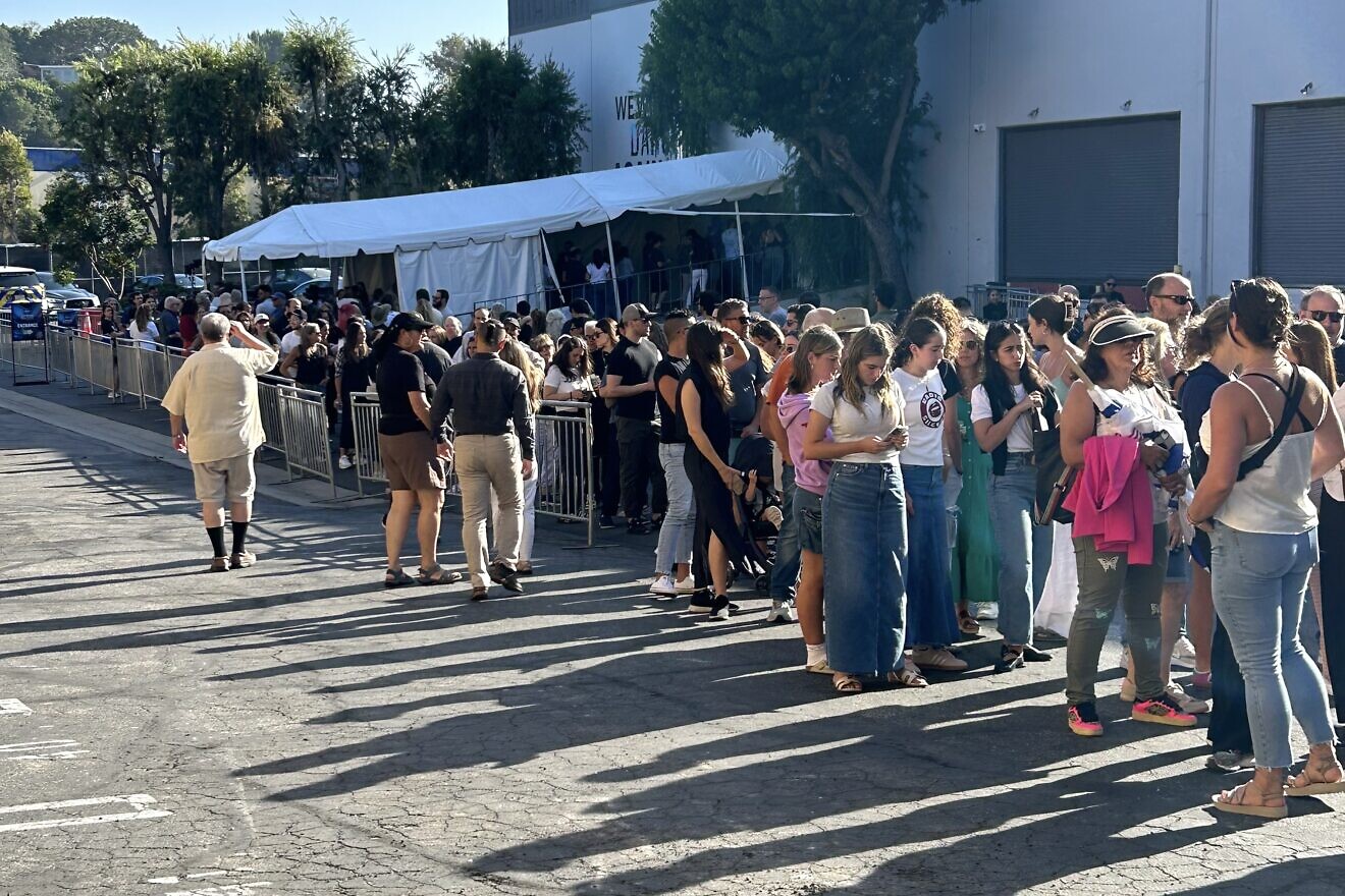 People wait in line outside a vigil in Los Angeles honoring the hostages that have been held captive by Hamas since Oct. 7 in the Gaza Strip, on Sept. 1, 2024. Photo by Izzy Salant.