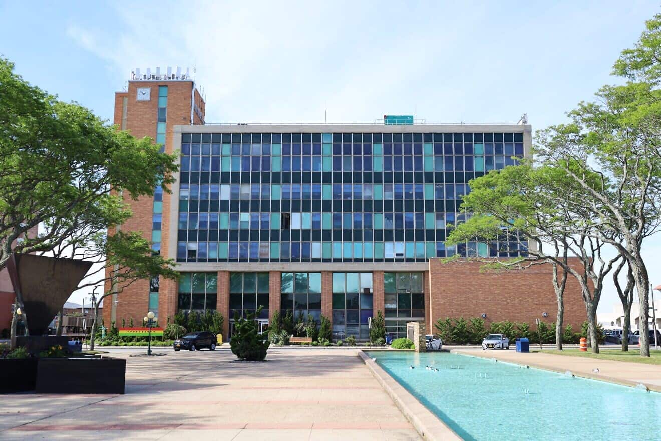 City Hall in Long Beach, N.Y. Credit: Antony-22 via Wikimedia Commons.
