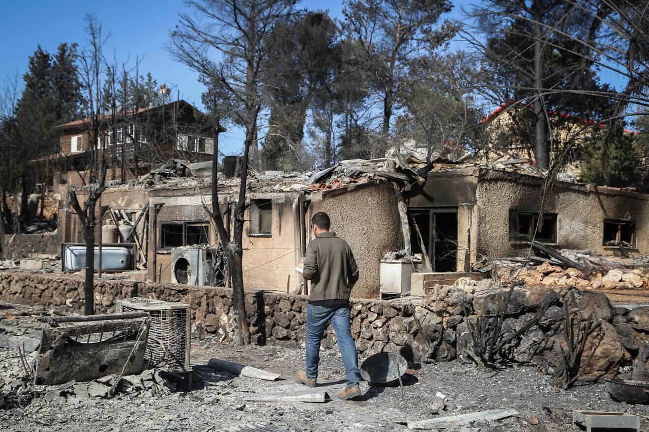 Residents in Neve Tzuf, in the Binyamin region of Samaria, check damage to their homes after a fire, Nov. 27, 2016. Photo by Yaakov Lederman/Flash90.
