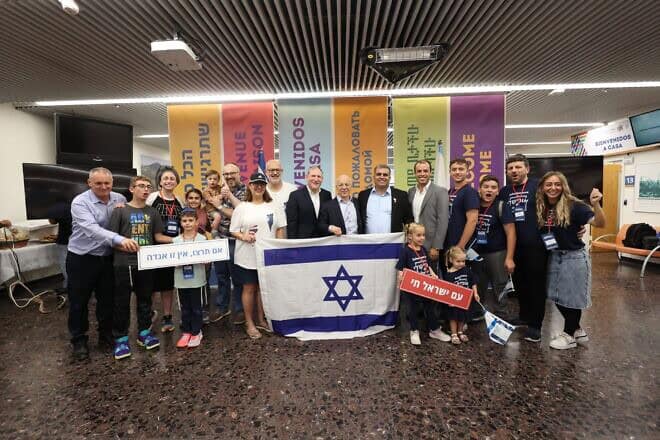 Olim at Ben-Gurion Airport with Aliyah and Integration Minister Ofir Sofer, Ministry Director General Avichai Kahana, Jewish Agency Deputy Director General Shay Felber, Nefesh B'Nefesh co-founder and Chairman Tony Gelbart and Nefesh B’Nefesh co-founder and Executive Director Rabbi Yehoshua Fass, Aug. 22, 2024. Photo by Chen Galili.