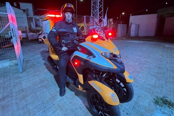 After being seriously wounded by a Hamas terrorist in Sderot on Oct. 7, United Hatzalah volunteer EMT Rabbi Chaim Sassi returned to active service, Sept. 25, 2024. Credit: United Hatzalah.