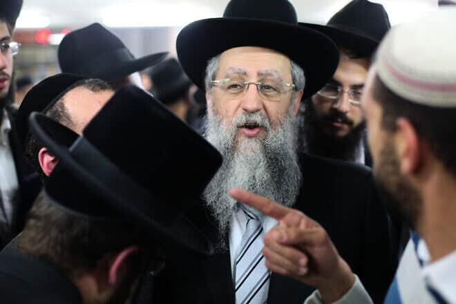 Rabbi David Yosef leaving after giving a Torah lesson during a visit to Safed in the Upper Galilee, Nov. 16, 2017. Photo by David Cohen/Flash90.
