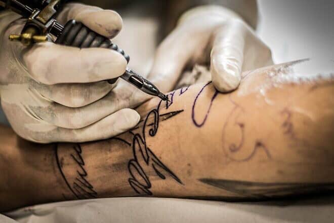 Tattoo artist. Credit: ILoveTattoos/Pixabay.