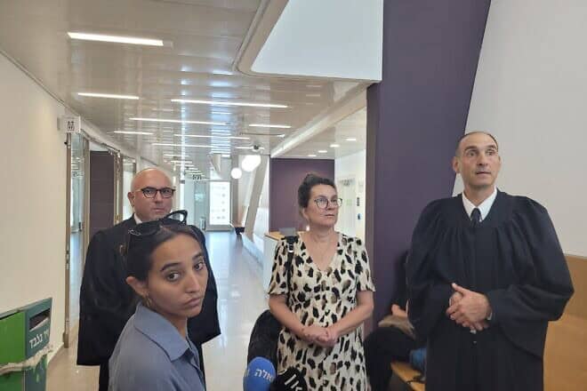 Rosh Yehudi's lawyer, Harel Arnon (right), with petitioner Irit Linur at a hearing in Tel Aviv District Court on Sept. 4, 2024. Photo by Canaan Lidor.