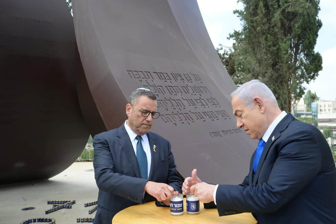 Prime Minister Benjamin Netanyahu and Jerusalem Mayor Moshe Lion light memorial candles at the Oct. 7 monument in the capital, Oct. 7, 2024. Photo by Amos Ben Gershom/GPO.
