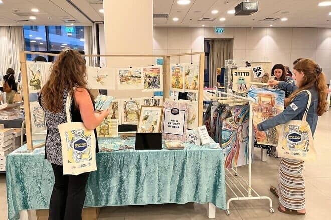 Paricipants at the Shuk Olim-Chag Event. Credit: Courtesy of Nefesh B'Nefesh.