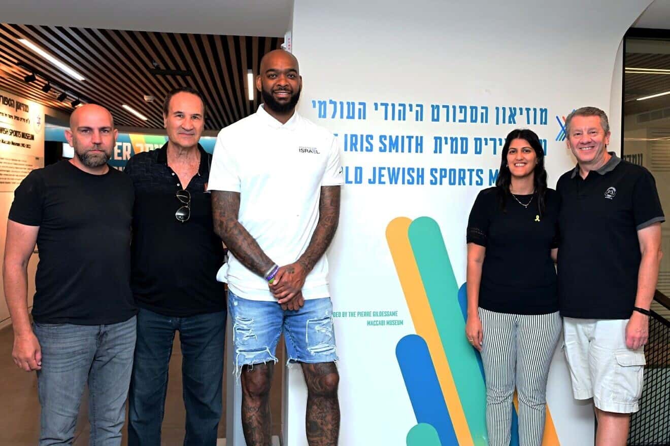 Former NBA star and L.A. Laker Josh Powell, center, meets with with Yosi Shnaider, far left, whose cousin Yarden Bibas and family remain in Hamas captivity. Also at the meeting at the World Jewish Sports Museum were, from left, former Maccabi Tel Aviv basketball player Tal Brody, museum staffer Adi Ratzon and global ambassador of the Maccabi World Union Eric Rubin. Photo by Yossi Zeliger.
