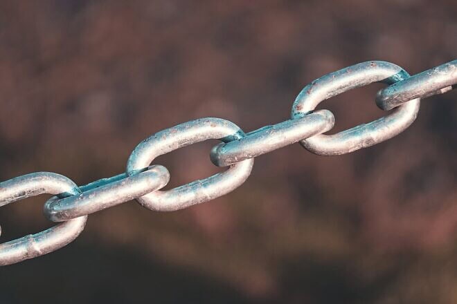 Metal chain. Photo by Manfred Richter/Pixabay.
