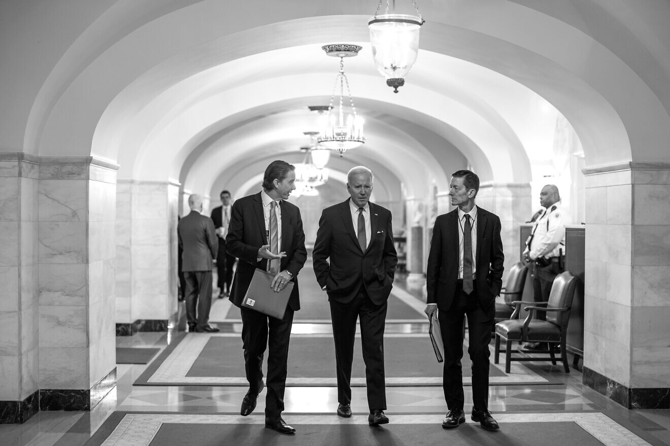 U.S. President Joe Biden walks with Amos Hochstein (left), senior adviser for energy security, and Bruce Reed, deputy chief of staff, Jan. 23, 2023, in the Center Hall of the White House. Credit: Cameron Smith/White House.