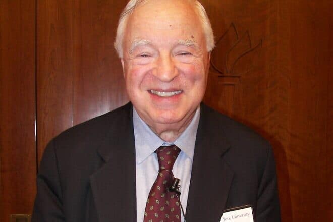 Arthur Frommer, speaking at New York University, on Dec. 4, 2007. Credit: Franchin via Wikimedia Commons.