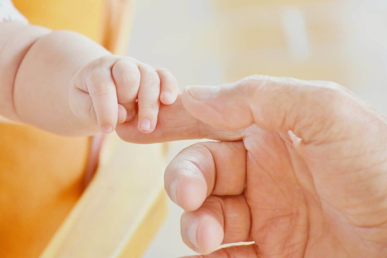 Baby and father. Credit: RitaE/Pixabay.