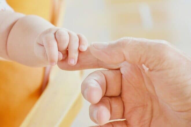 Baby and father. Credit: RitaE/Pixabay.