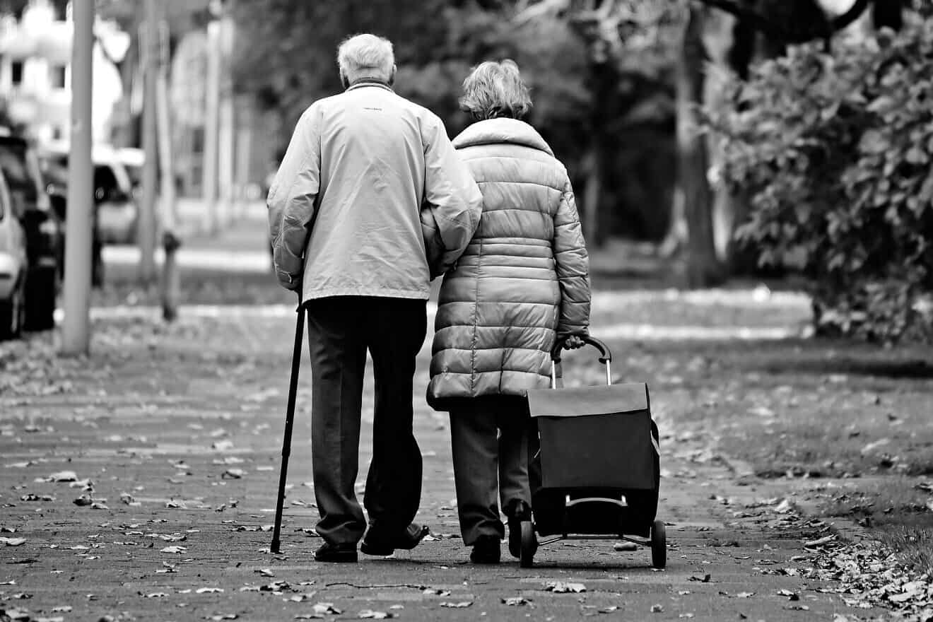 An elderly couple on a walk. Credit: Mabel Amber/Pixabay.