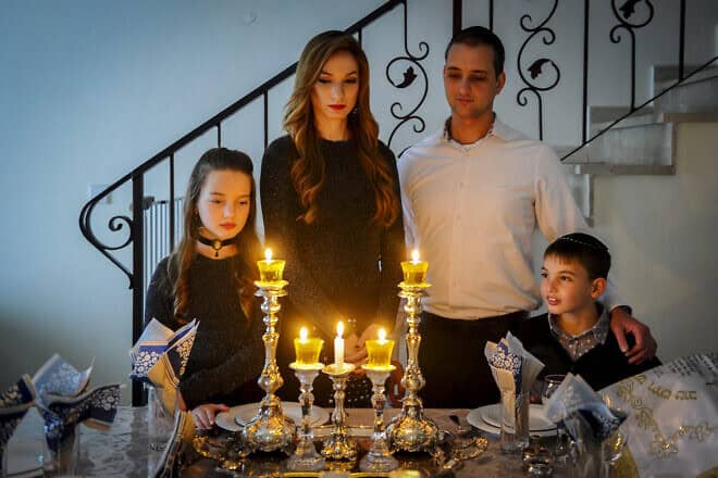 Illustration of a Jewish family lighting Shabbat candles on Feb. 17, 2017. Photo by Mendy Hechtman/Flash90.