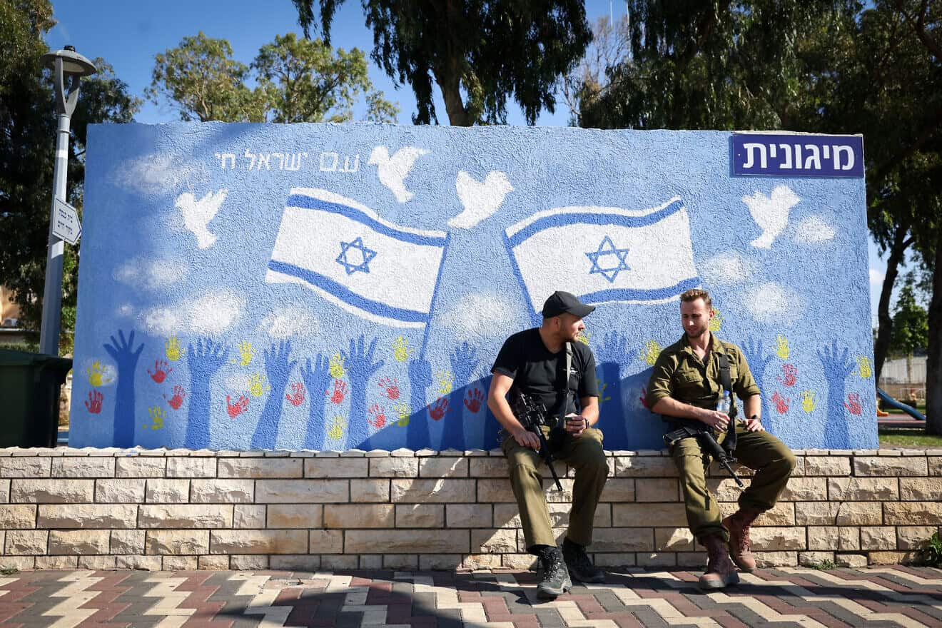 Israeli soldiers near a public shelter in Nahariya, northern Israel. Nov. 12, 2024. Photo by David Cohen/Flash90.