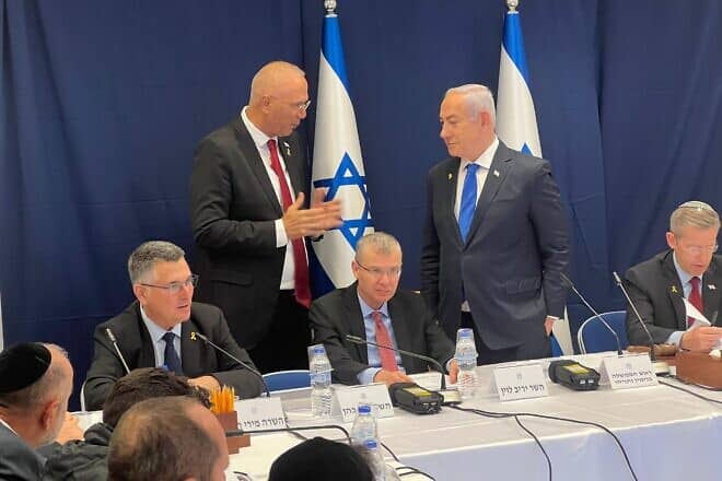 Israel's new Ambassador to the UAE Yossi Shelley (left) and Prime Minister Benjamin Netanyahu at the weekly Cabinet meeting on Nov. 17, 2024. Credit: Spokesperson for the Prime Minister.