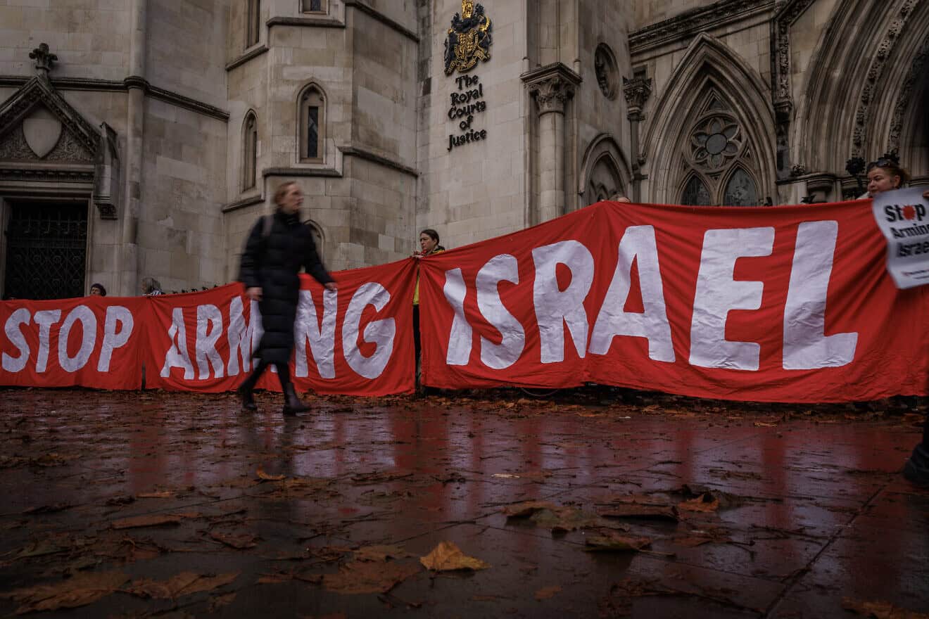 Campaigners from Amnesty International UK and Human Rights Watch hold banners outside the Royal Court of Justice in London, Nov. 18, 2024. Photo by Dan Kitwood via Getty Images.