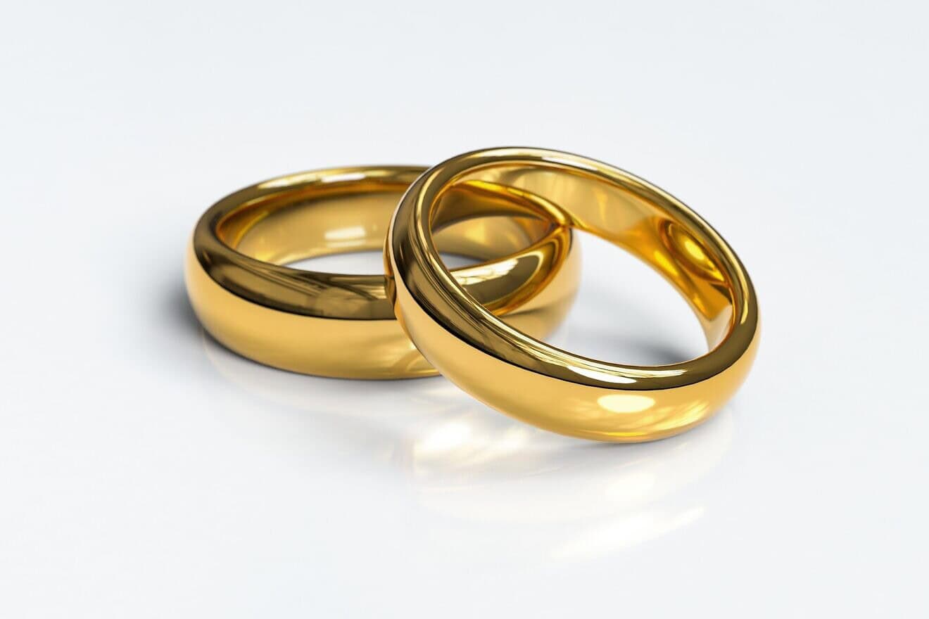 Gold wedding rings. Credit: Qimono/Pixabay.