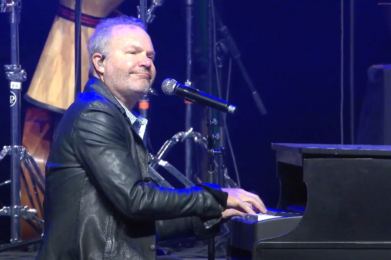 The musician John Ondrasik performs at the Jewish Federations of North America's Stand Together rally, Washington, D.C., Nov. 10, 2024. Source: YouTube screenshot/Jewish Federations of North America.
