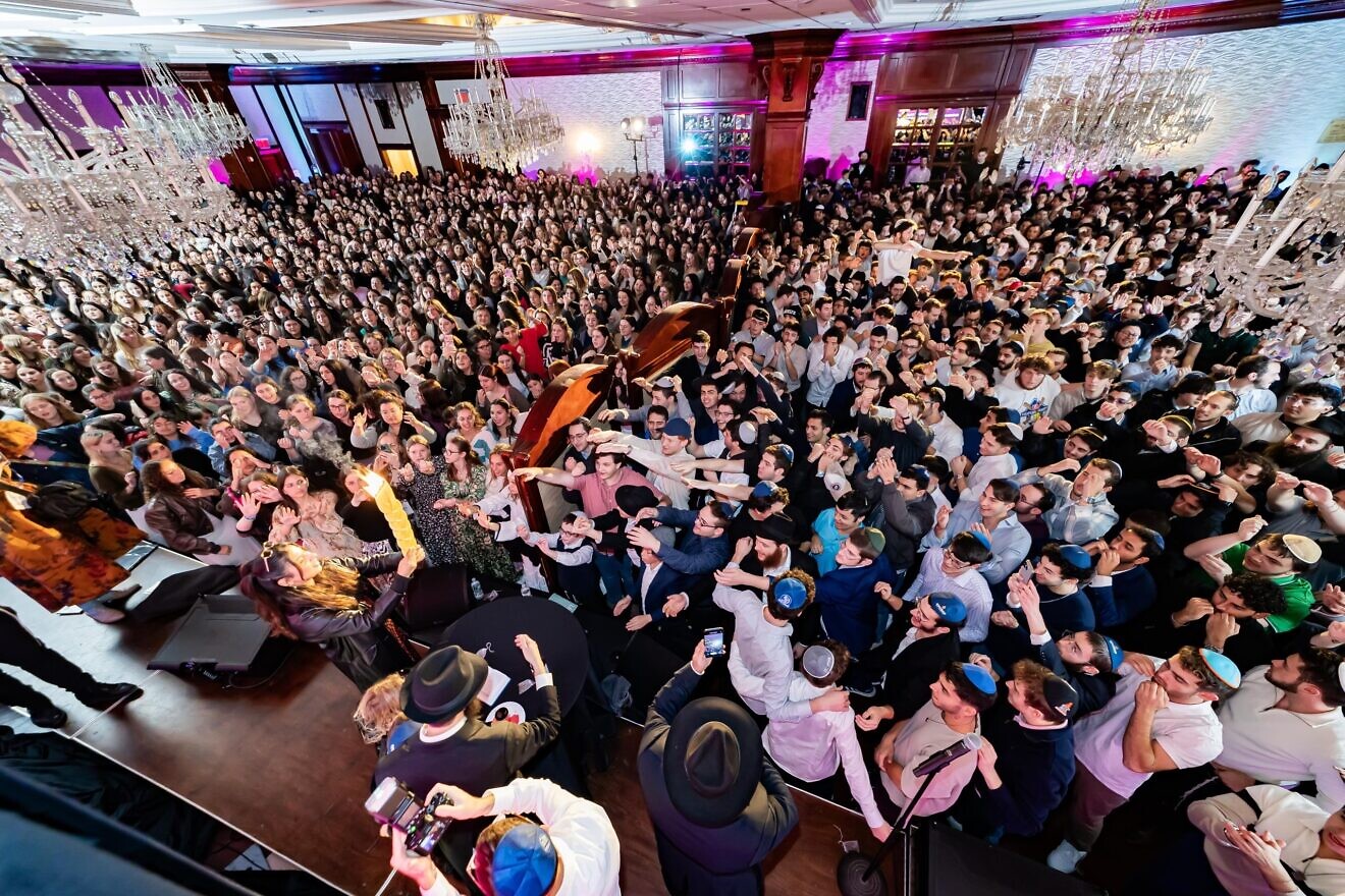 Some 2,000 Jewish college students gathered in Brooklyn for a Havdalah ceremony marking the end of Pegisha (“meeting”), an annual Jewish student Sabbath gathering organized by Chabad on Campus International, Nov. 16, 2024. Credit: Sholem Srugo Studio/Chabad on Campus International.