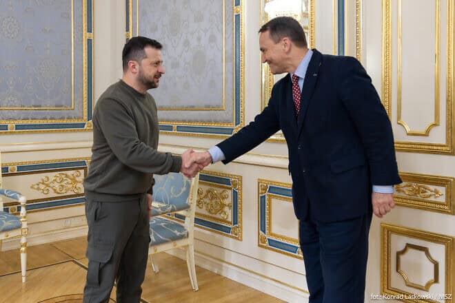 Ukrainian President Volodymyr Zelenskyy hosts Polish Foreign Minister Radosław Sikorski on Dec. 22, 2023. Credit: Gov.pl via Wikimedia Commons.