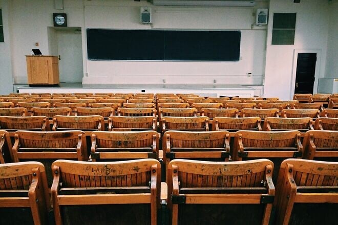 Empty lecture hall. Credit: WoksandaPix/Pixabay.