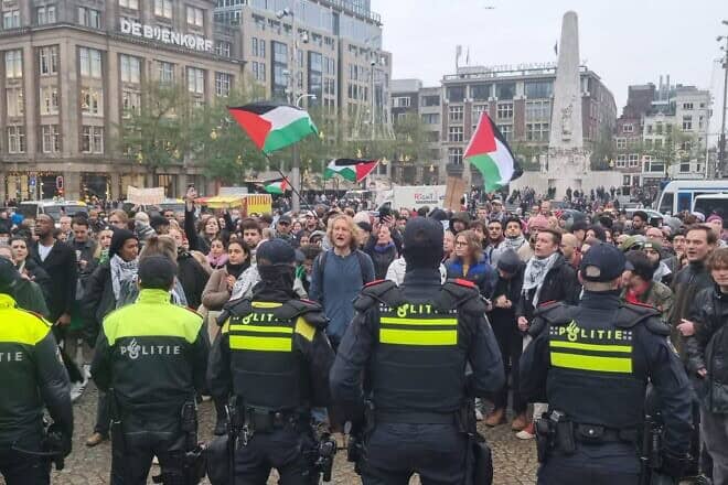 Police face off against anti-Israel protesters at Dam Square in Amsterdam on Nov. 10, 2024. Credit: Courtesy of Bart Schut.