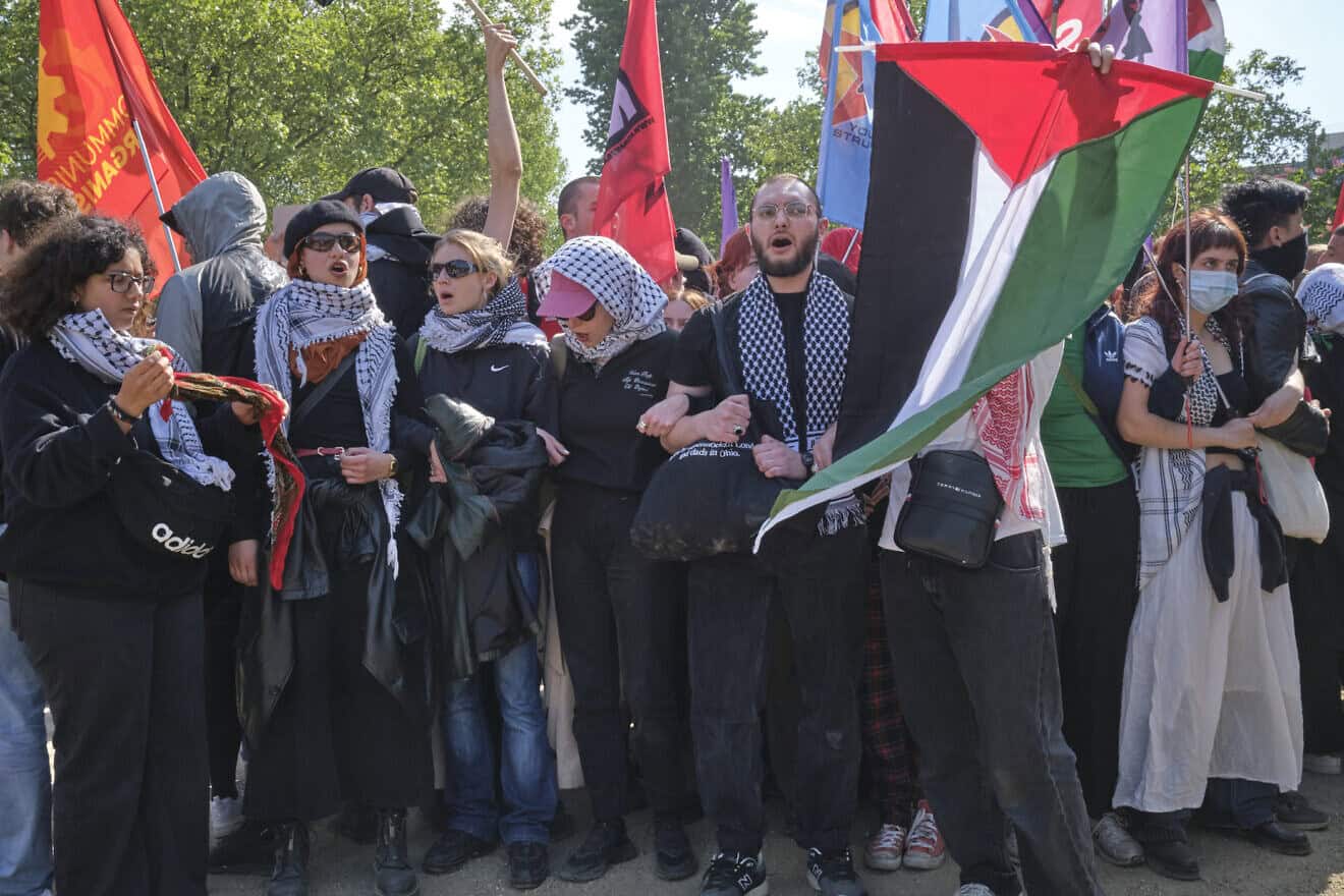 Demonstrators chant at an anti-Israel protest in Berlin on May 27, 2023. Photo by Matthias Berg/Flickr.