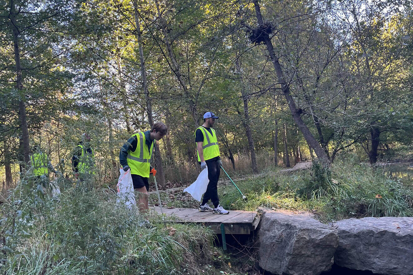 AEPi Brothers from University of Pittsburgh and Carnegie Mellon University volunteered to clean a local park. Credit: Courtesy.