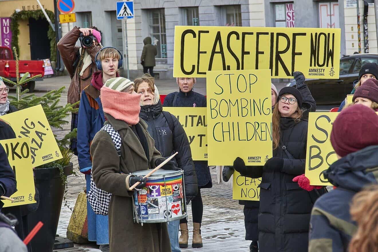 An Amnesty International demonstration in Senate Square calling for the Finnish government and European Union to actively work for an immediate ceasefire in Israel and the occupied Palestinian territories, Nov. 21, 2023. Credit: rajatonvimma via Wikimedia Commons.