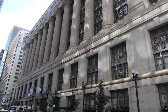 Chicago City Hall building. Credit: Ken Lund via Wikimedia Commons.