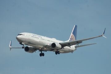 A United Airlines flight on approach to Harry Reid International Airport, formerly McCarran International Airport, in Las Vegas, Nev., Oct. 13, 2018. Photo by Noah Wulf via Wikimedia Commons.