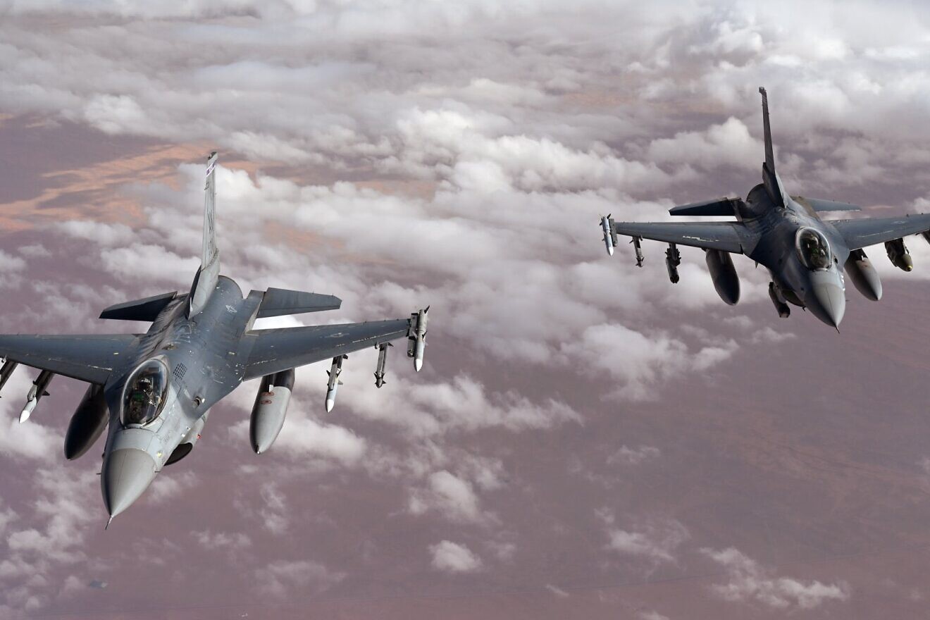 Two U.S. Air Force F-16 Fighting Falcons patrol the U.S. Central Command area of responsibility. Credit: Courtesy.