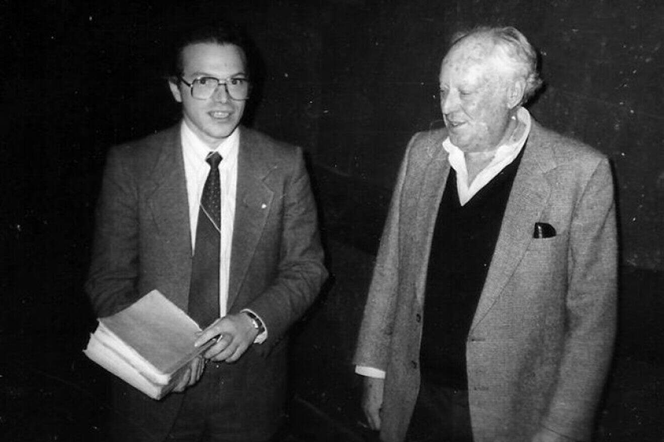 Author Leon Uris (right) receives a handmade copy of Exodus from Alexander Smukler, a refusnik, during a visit to Moscow in November 1989. Credit: Alexander Smukler via Wikimedia Commons.