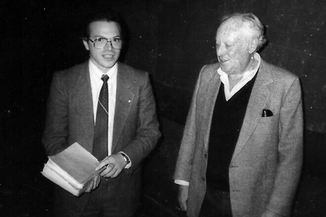 Author Leon Uris (right) receives a handmade copy of Exodus from Alexander Smukler, a refusnik, during a visit to Moscow in November 1989. Credit: Alexander Smukler via Wikimedia Commons.