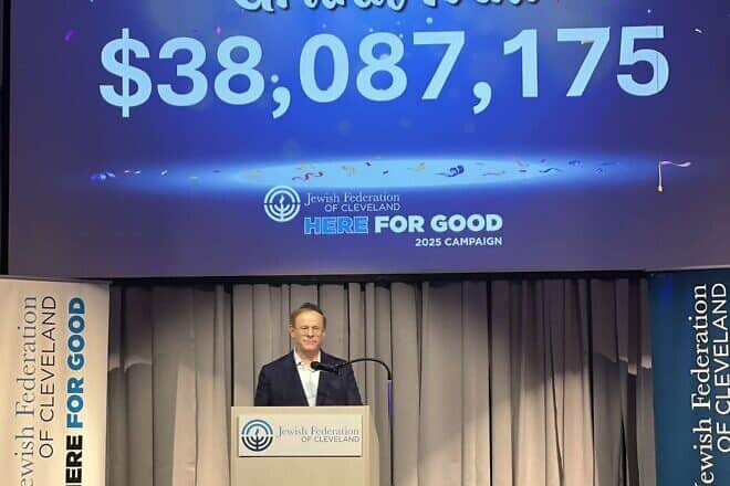 Amir Jaffa, campaign chair, announces the grand total of the Jewish Federation of Cleveland's 2025 Campaign for Jewish Needs. Photo by Abigail Preiszig/Cleveland Jewish News.
