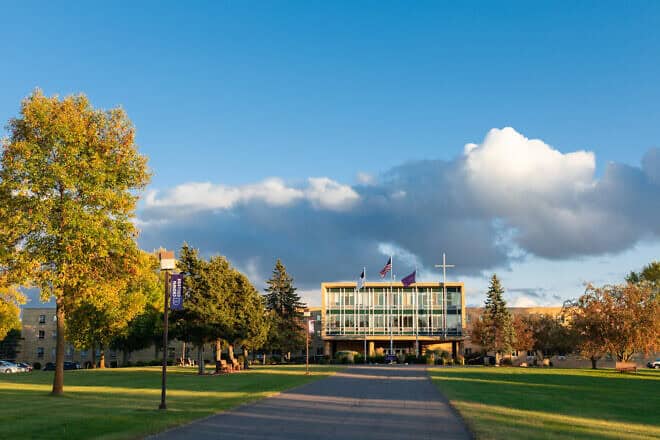 The main building of Crown College in Minnesota. Credit: Clappert via Wikimedia Commons.