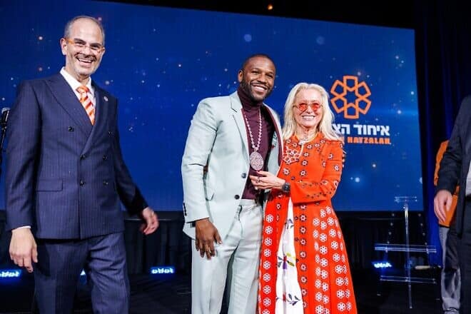 Boxing icon Floyd Mayweather flanked by Eli Beer, founder and president of United Hatzalah of Israel, and Dr. Miriam Adelson at the gala in Miami, Dec. 19, 2024. Photo by Goksun Ergur/United Hatzalah.