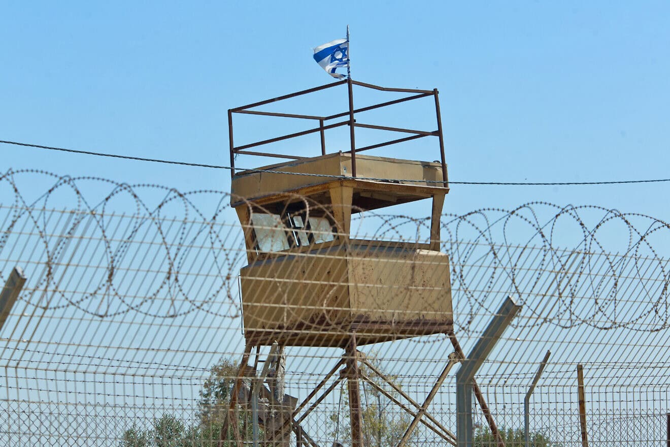A guard tower monitored by the Israel Defense Forces near Kibbutz Nahal Oz and the Gaza Strip, May 17, 2018. Photo by Moshe Shai/Flash90.