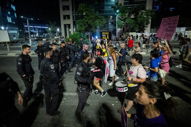 Police clash with left-wing activists during an anti-government protest, Aug. 31, 2024. Photo by Yonatan Sindel/Flash90.