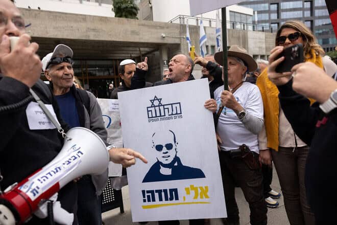 Israelis protest in support of Eli Feldstein outside the Tel Aviv District Court, Nov. 27, 2024. Photo by Miriam Alster/Flash90.