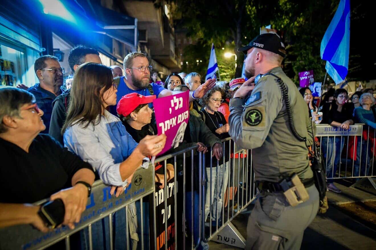 Israelis protest against and in support of Attorney General Gali Baharav-Miara, outside her home in Tel Aviv on Nov. 20, 2024. Photo by Avshalom Sassoni/Flash90.