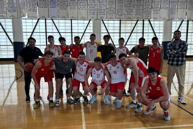 A basketball team comprised of Israeli high school teens who survived the Hamas terrorist attacks in southern Israel on Oct. 7, 2023, reunited to play at Sinai Temple in Los Angeles on a trip to the United States from late September to early October 2024. Photo by Izzy Salant.