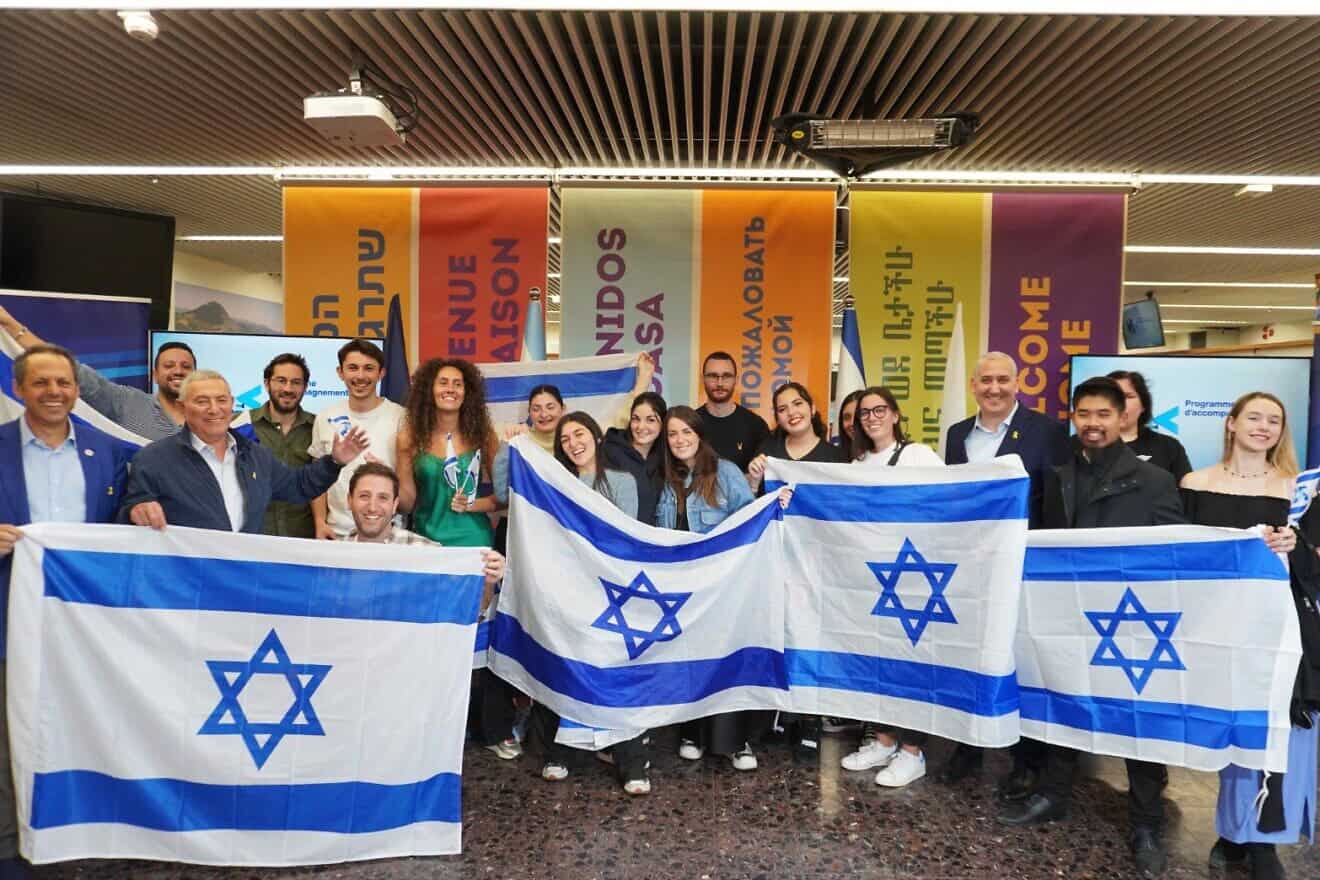 IDF Maj. Gen. (res.) Doron Almog. chairman of the Jewish Agency for Israel, Mark Wilf, chairman of its board of governors, greet new immigrants from France at Ben-Gurion International Airport, who arrived in Israel during the war. Credit: The Jewish Agency.