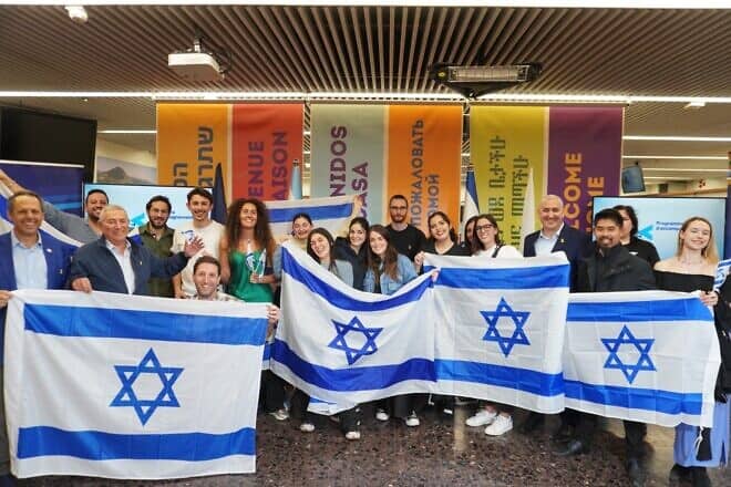 IDF Maj. Gen. (res.) Doron Almog. chairman of the Jewish Agency for Israel, Mark Wilf, chairman of its board of governors, greet new immigrants from France at Ben-Gurion International Airport, who arrived in Israel during the war. Credit: The Jewish Agency.