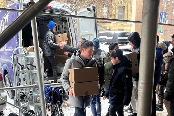 Students at the Marsha Stern Talmudical Academy helped the Jewish charity Met Council make and deliver more than 100 Chanukah care packages to needy Yeshiva University students in New York, December 2024. Credit: Natan Khafizov, NY Film Production/Met Council.